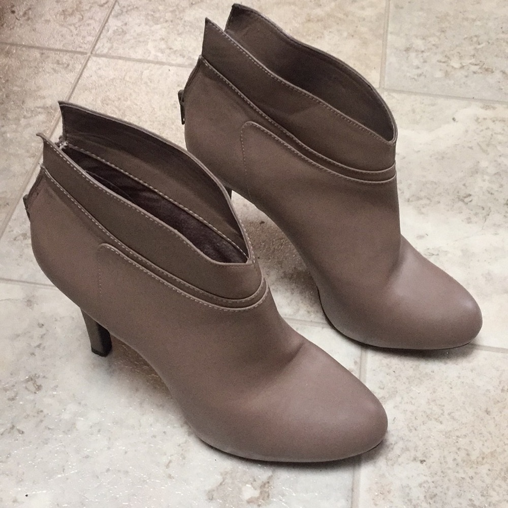 Jessica Simpson taupe ankle bootie - worn once, excellent condition
