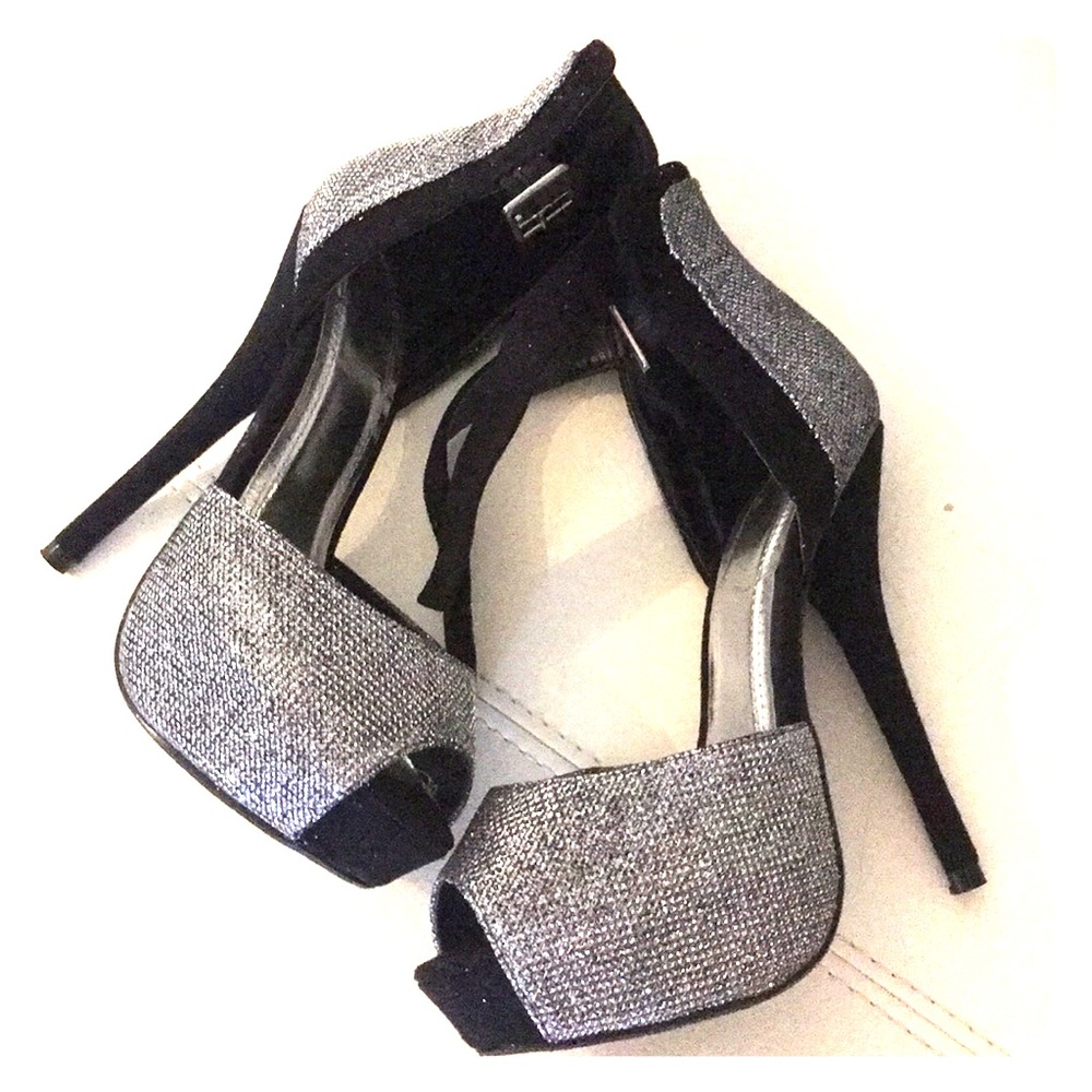Black and silver heels 👠