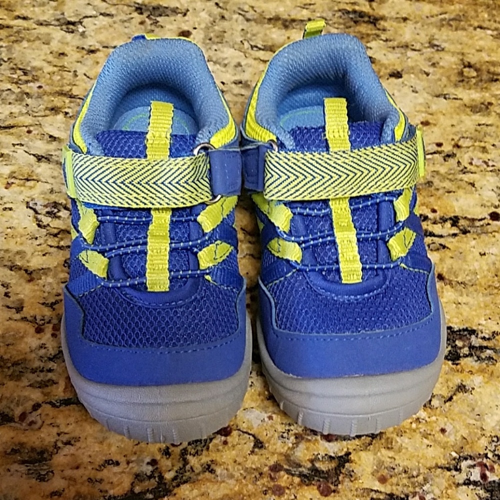 Oshkosh toddler size 9 shoes