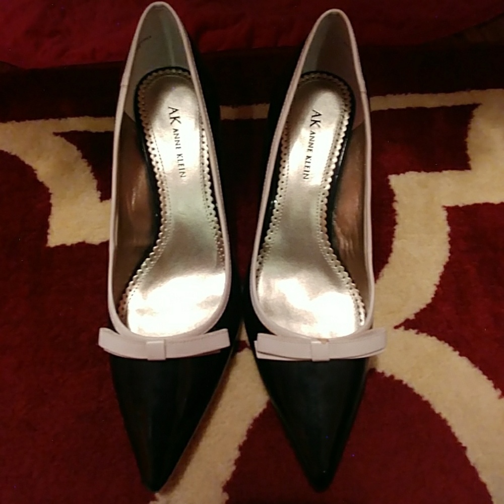 NWOT Ann Klein black and cream heals with a pointe