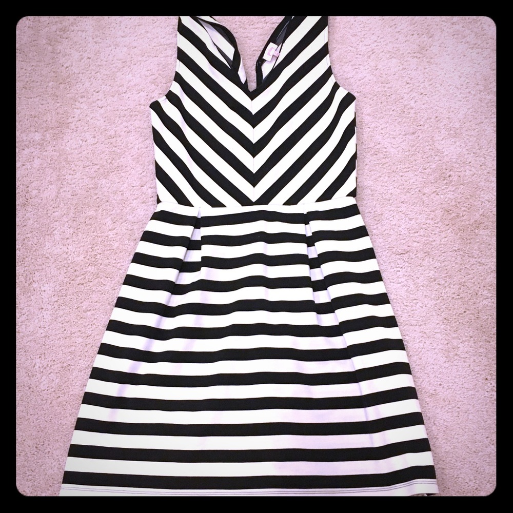 Pixley Breonna V neck dress, Size M