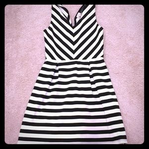 Pixley Breonna V neck dress, Size M