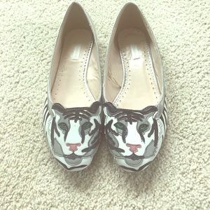 Really Cute white tiger flat-Never Worn!