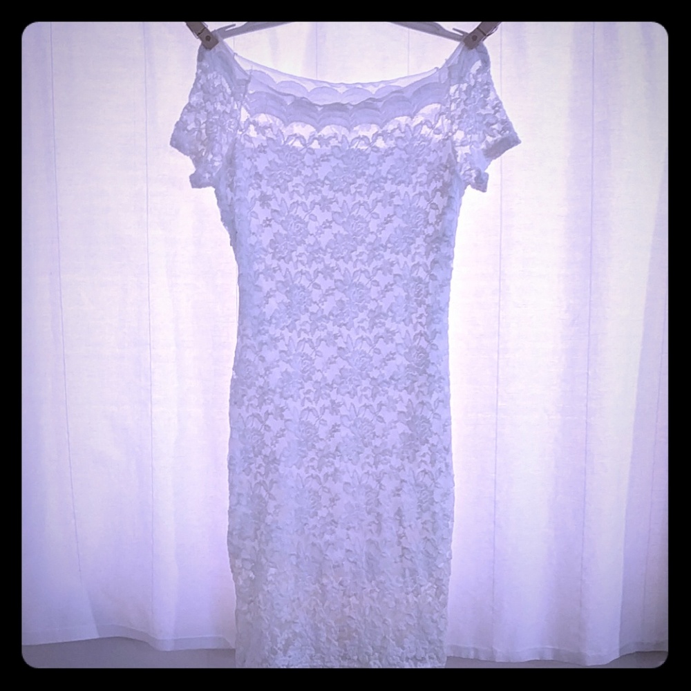 Make me an offer : White Lace Dress. Great conditi