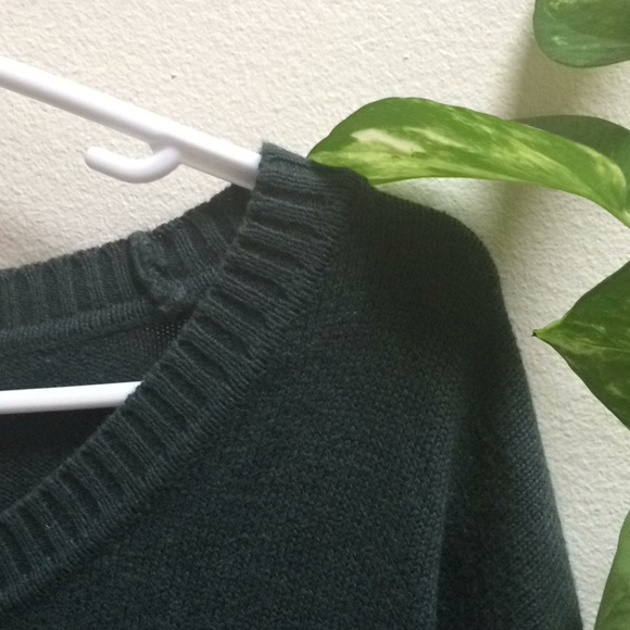 Dark green sweater, cropped in front long in back - Picture 2 of 6