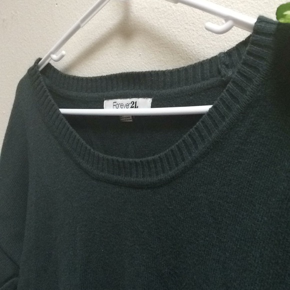 Dark green sweater, cropped in front long in back - Picture 3 of 6