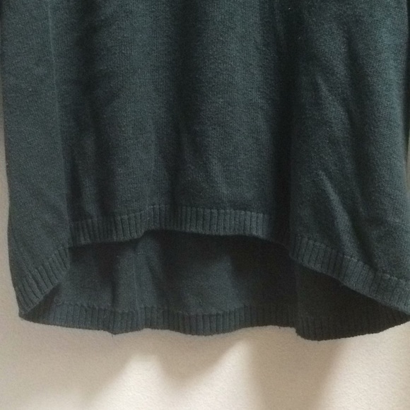 Dark green sweater, cropped in front long in back - Picture 5 of 6