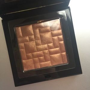 Bobbi Brown highlighting powder