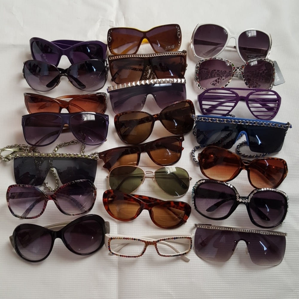 SUNGLASSES 22 PAIRS