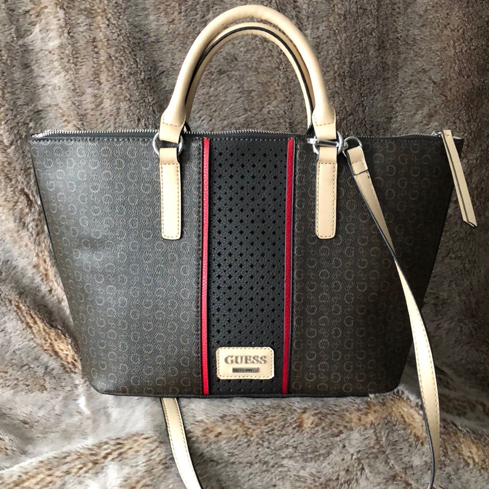 SOLD!!!Guess purse👛👛