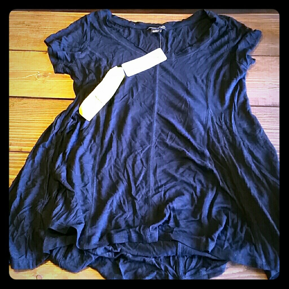 BNWT ADORABLE black flowy hi-low tee