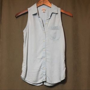 NWOT Soft Sleeveless Light Chambray Button Down