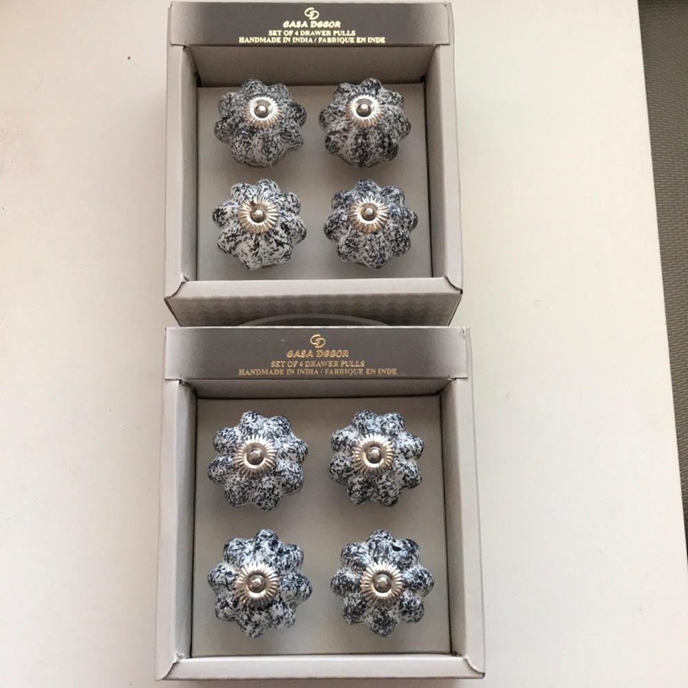Set of 8 drawer pulls