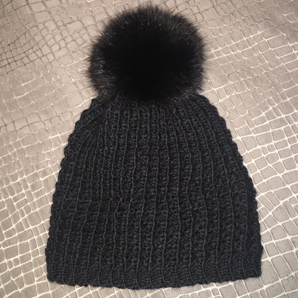 Black Beanie Pom Pom Hat, NWT! Negotiable price 😊
