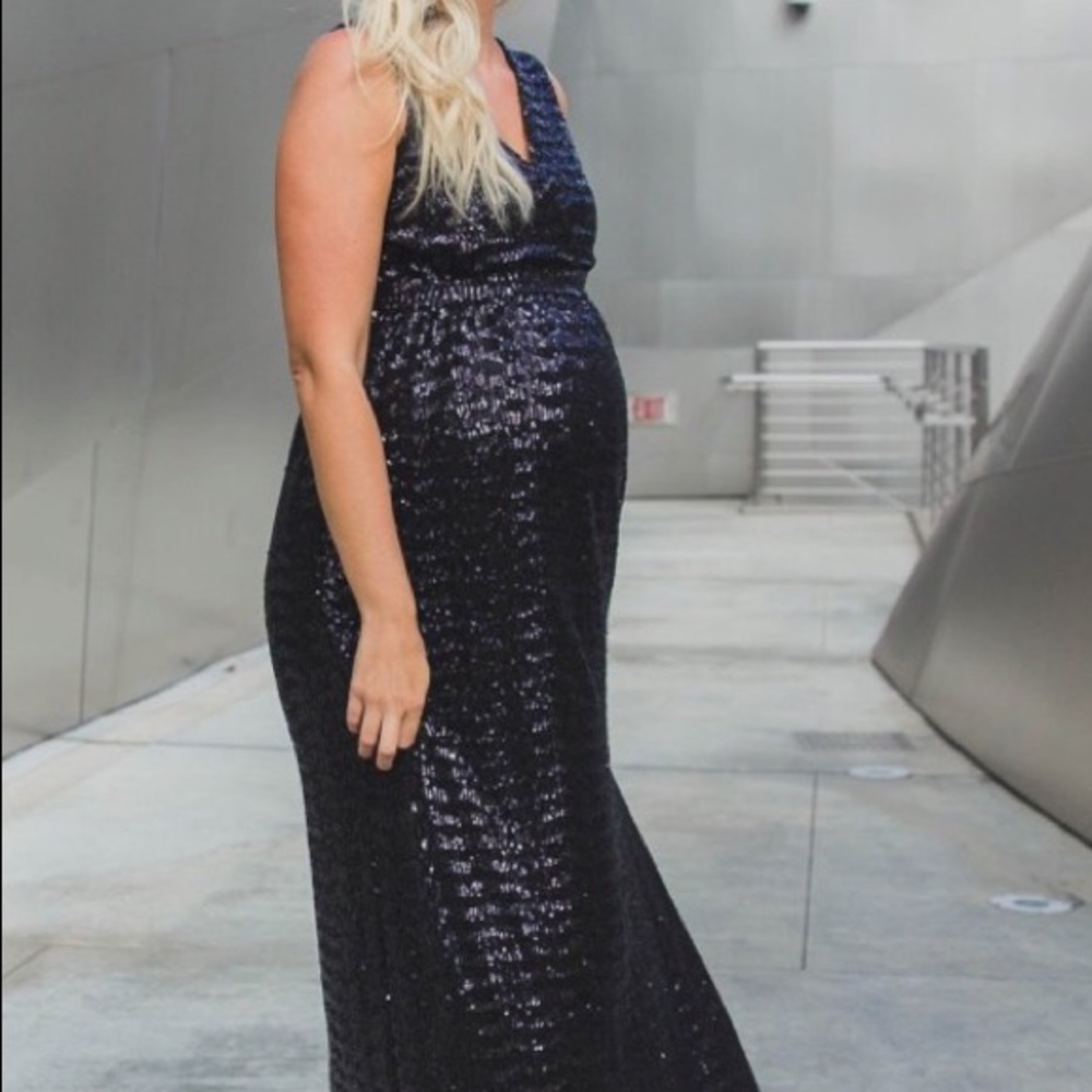 Long sequence maternity gown