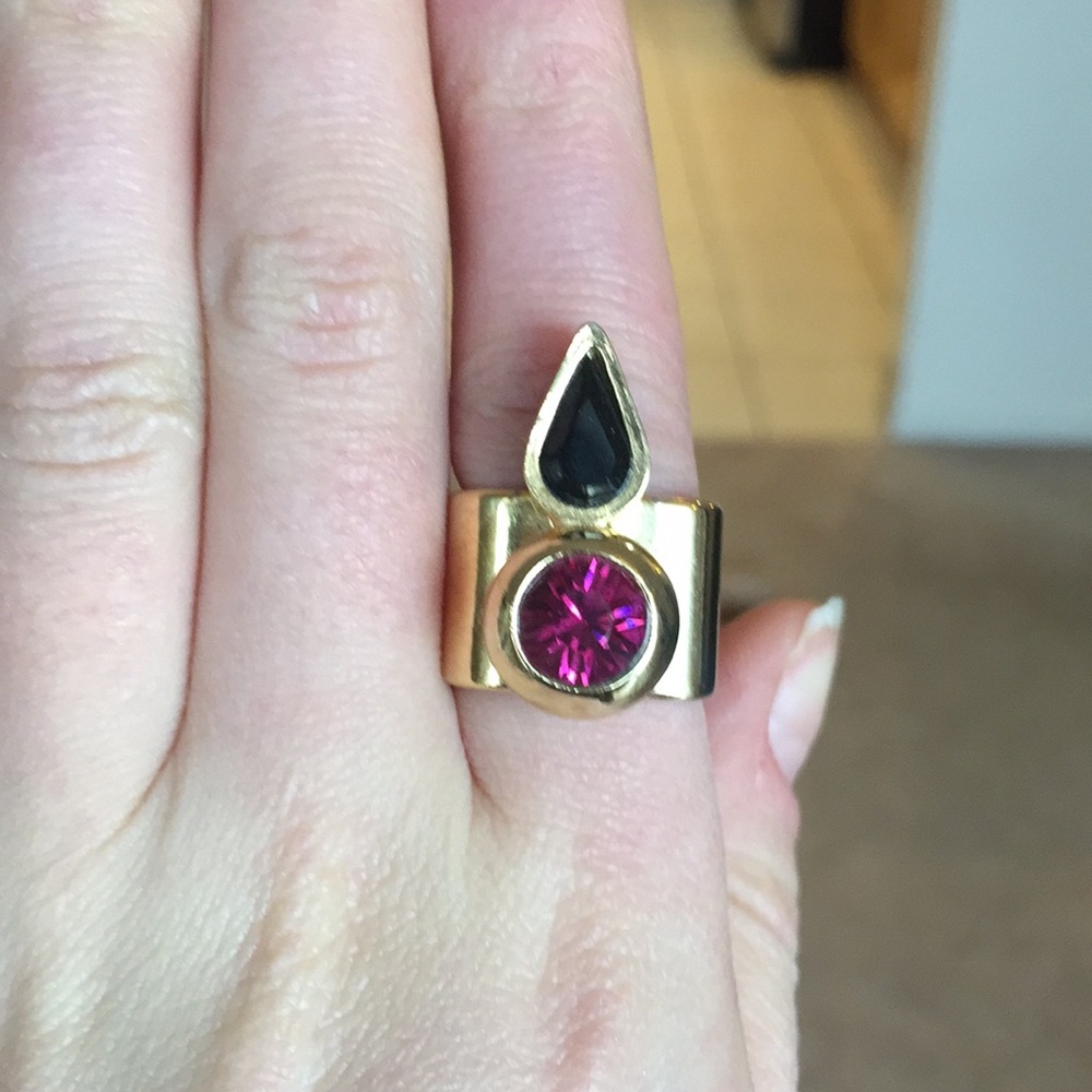 Gold fashion ring with black and magenta stones