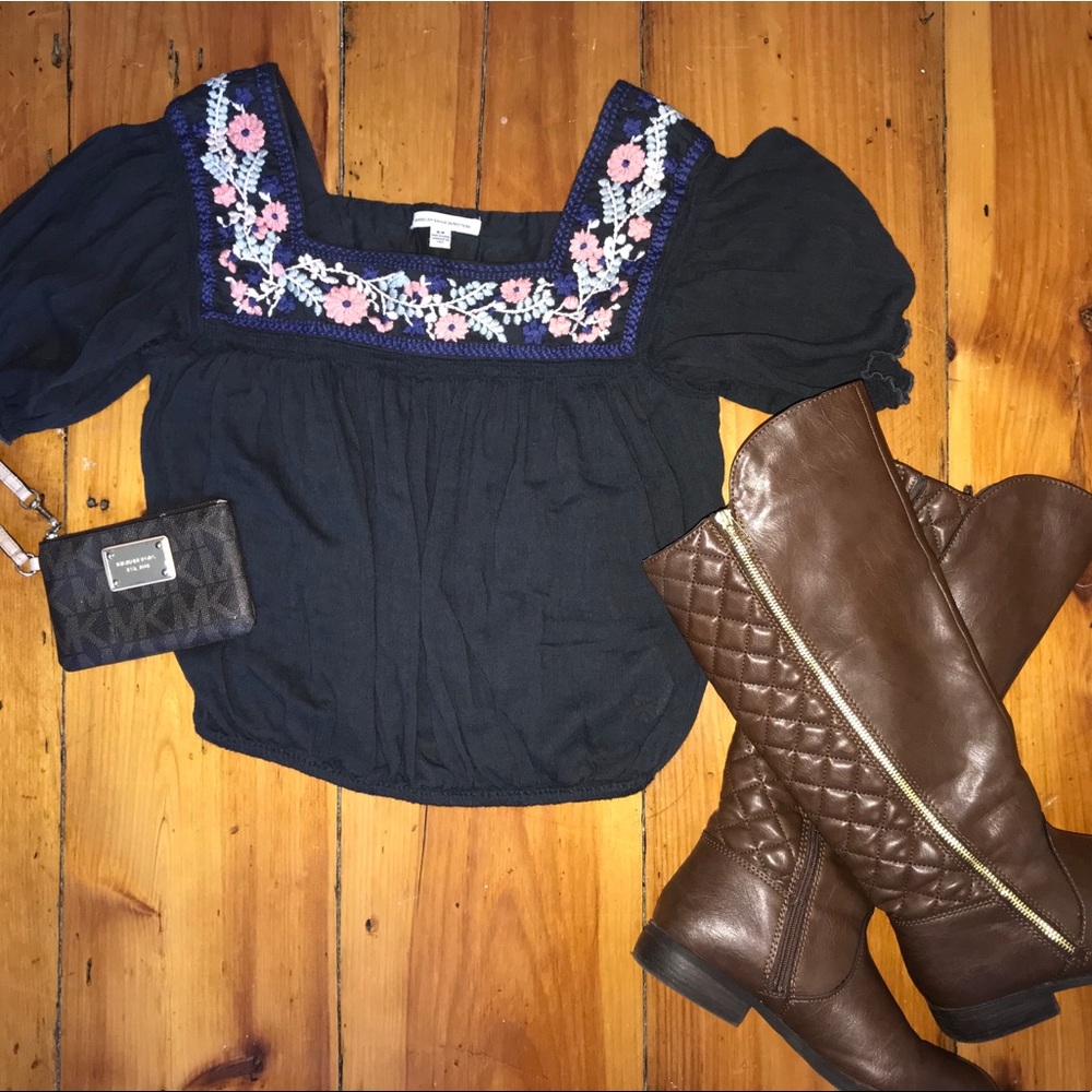 ❄️❄️Embroidered “crop” top❄️❄️