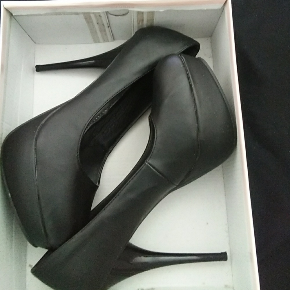 Shoes - Picture 3 of 3