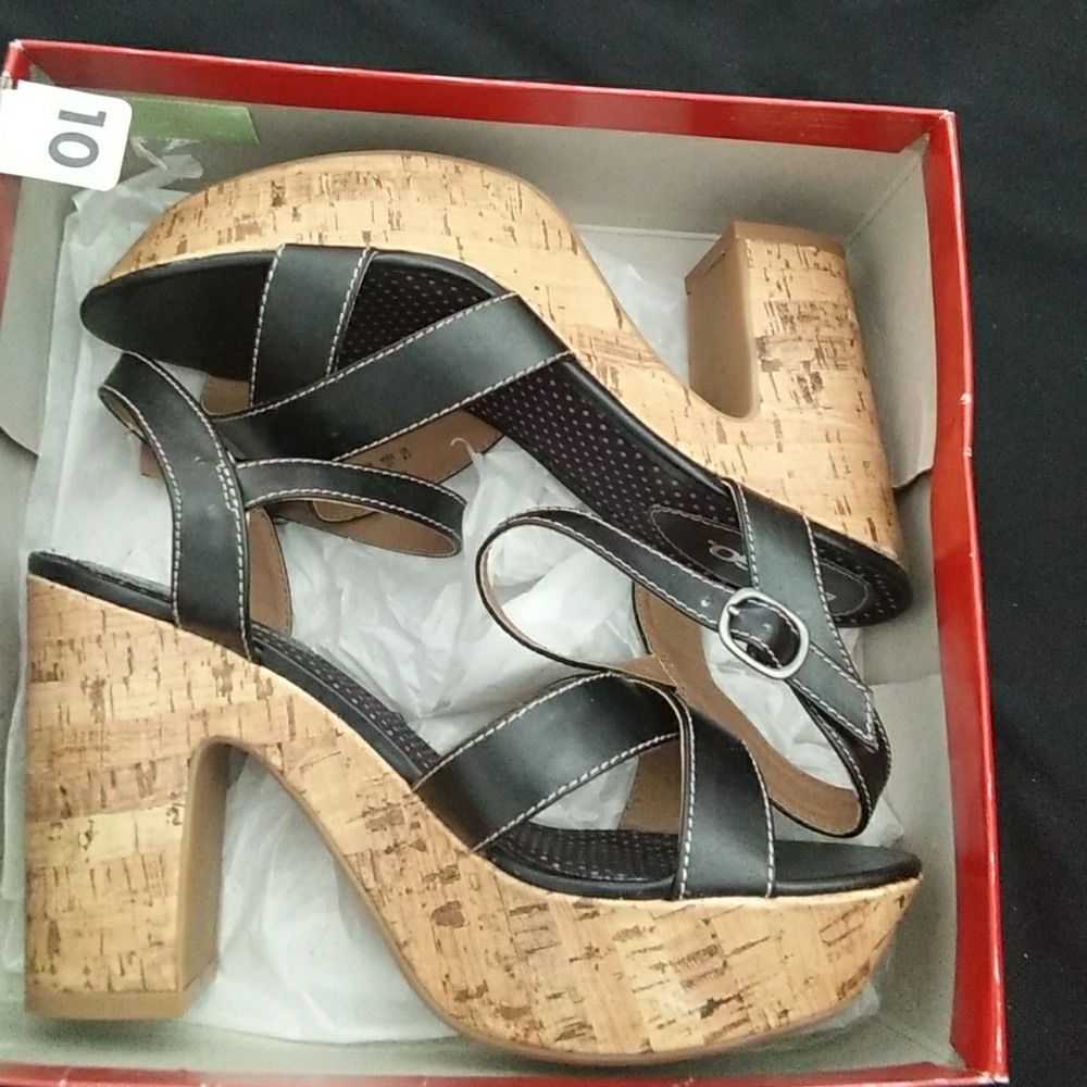 Shoes - Picture 2 of 3