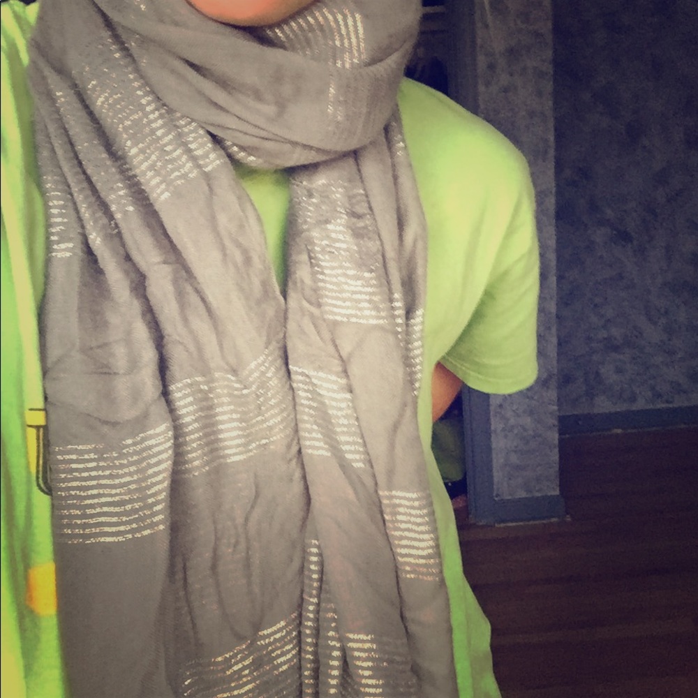 American Eagle gray scarf
