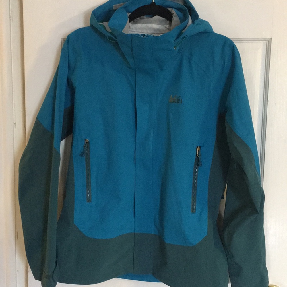 SOLD  ✅REI Talusphere women’s rain jacket