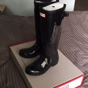 HIGH GLOSS ADJUSTABLE HUNTER BOOTS - BLACK