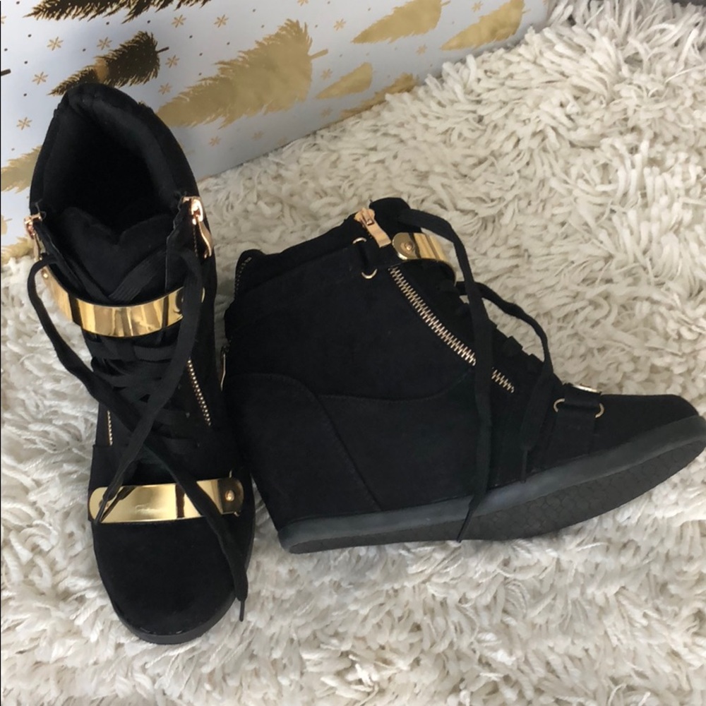 🛍🚨CLOSET CLEAR OUT❌ Black and Gold Boots