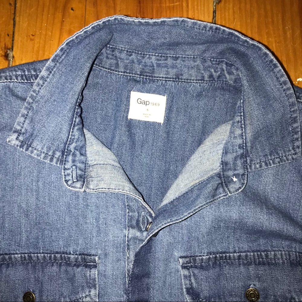 ❄️❄️Gap denim button down ❄️❄️ - Picture 3 of 5