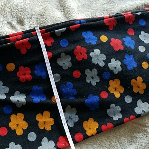 New scarf bought in Italy - Picture 3 of 6