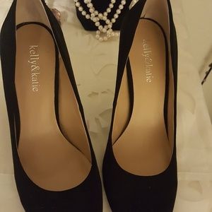 NWOT Kelly & Katie suede pumps