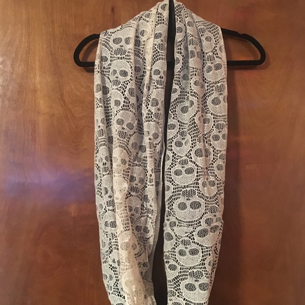 Skull winter scarf