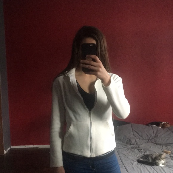 CLOSET CLOSING - Picture 1 of 3