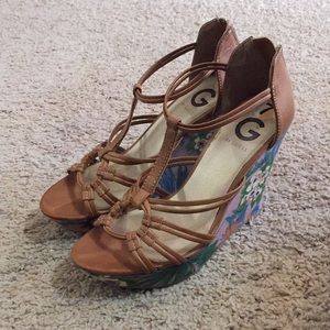 Tan floral wedges 🎁 please read the description