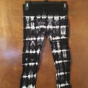 Black and white tie dye leggings