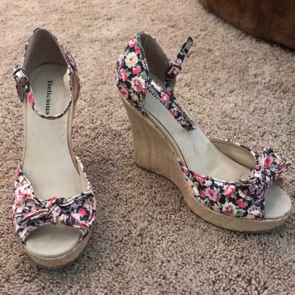 Adorable flower wedges size 6