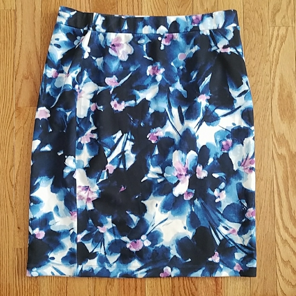 ● Liz Claiborne pencil skirt ●