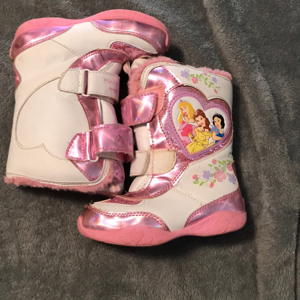 Disney princess size 9 snow boot!