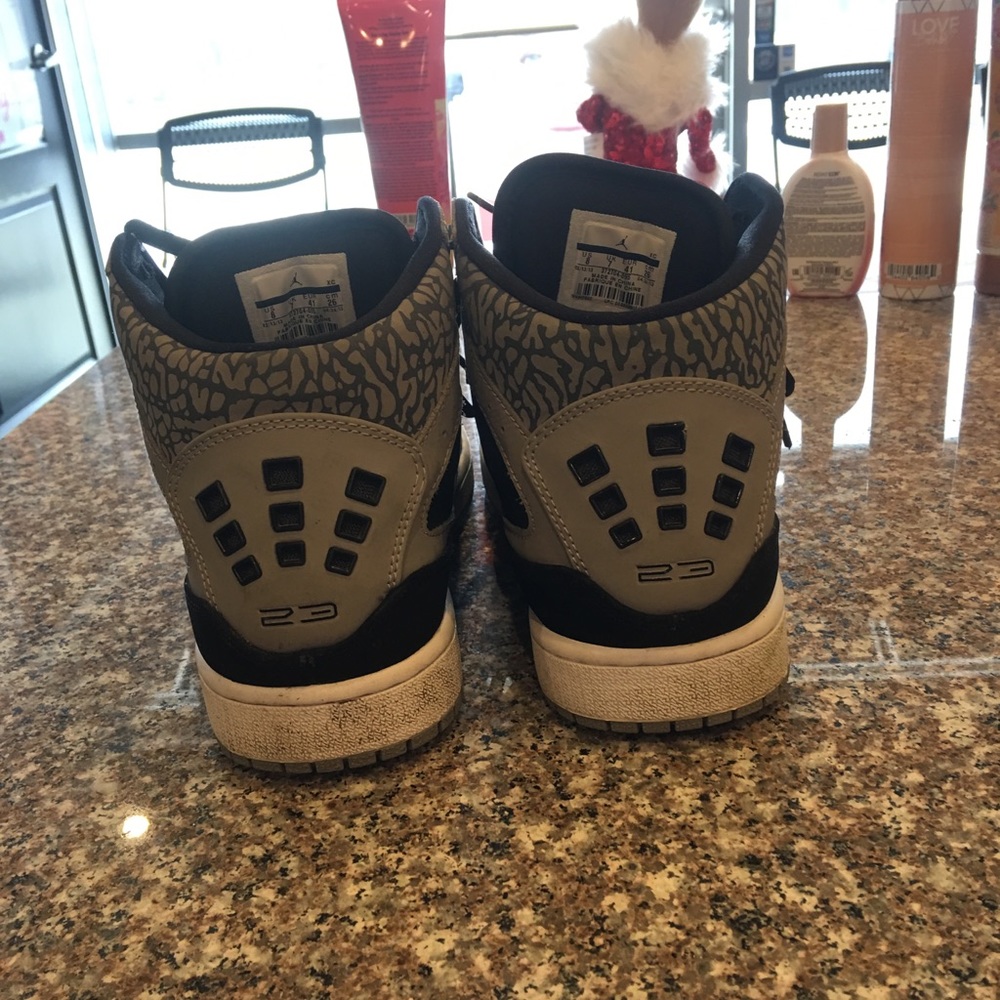 Black and gray size 8 women’s size Jordan shoes! - Picture 3 of 5