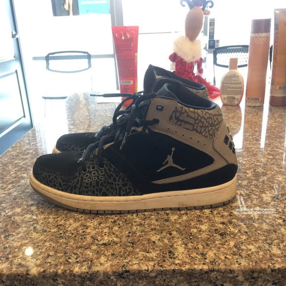 Black and gray size 8 women’s size Jordan shoes! - Picture 2 of 5