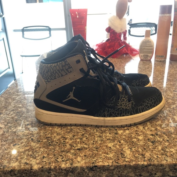 Black and gray size 8 women’s size Jordan shoes! - Picture 5 of 5