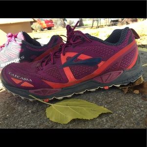 Womens 9.5 Brooks Cascadia running shoe