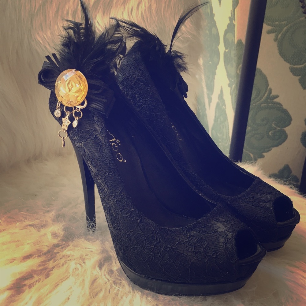 Size 7 black lace pump
