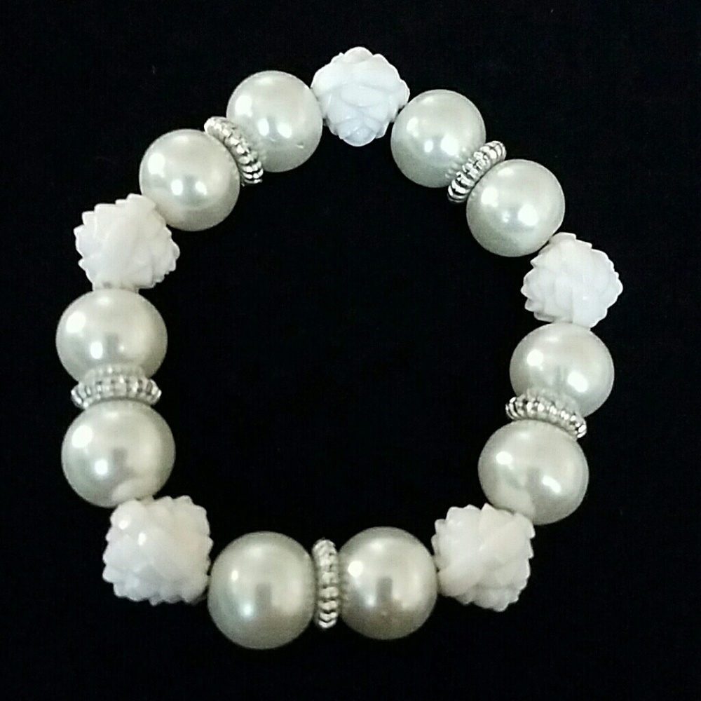 Silver and white flower bead bracelet