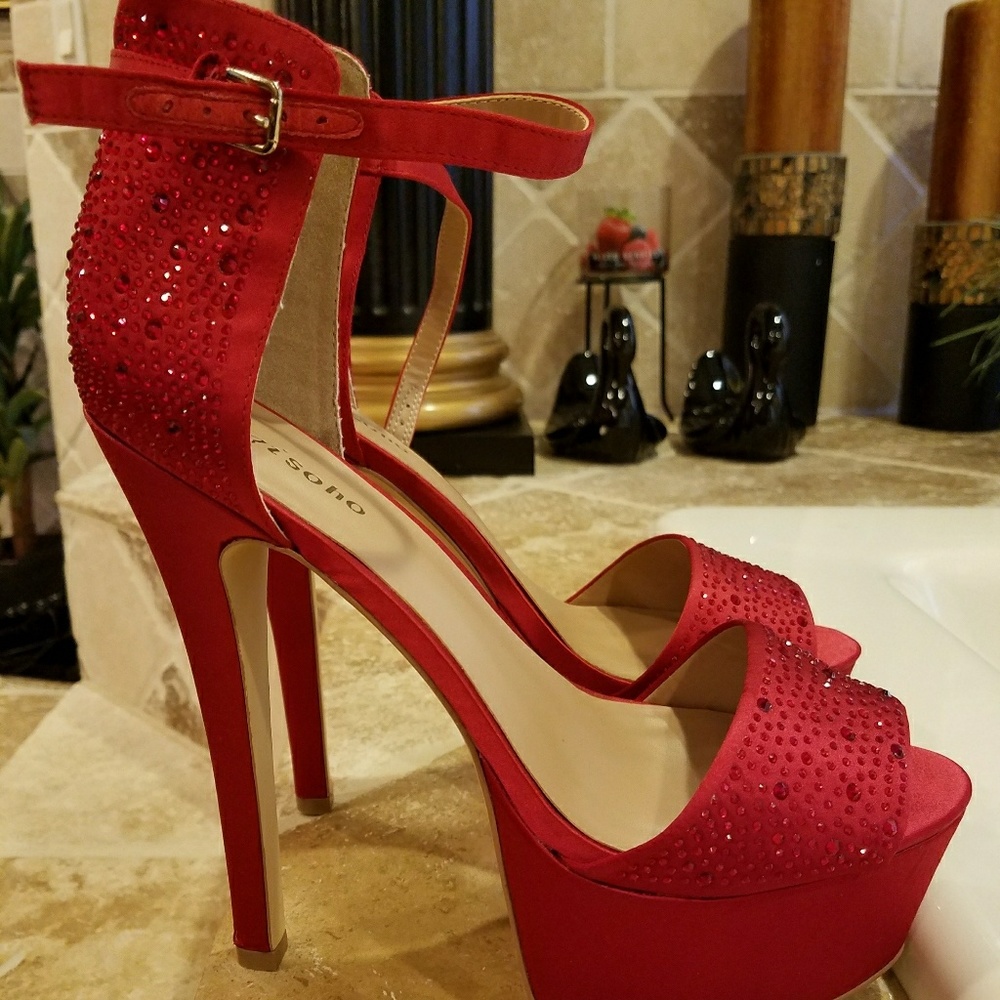 New Zigi Soho Red Satin peep toe platforms size 10