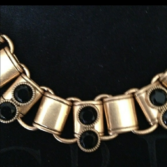 Beautiful statement necklace!! A must have! - Picture 2 of 4