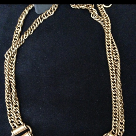 Beautiful statement necklace!! A must have! - Picture 3 of 4