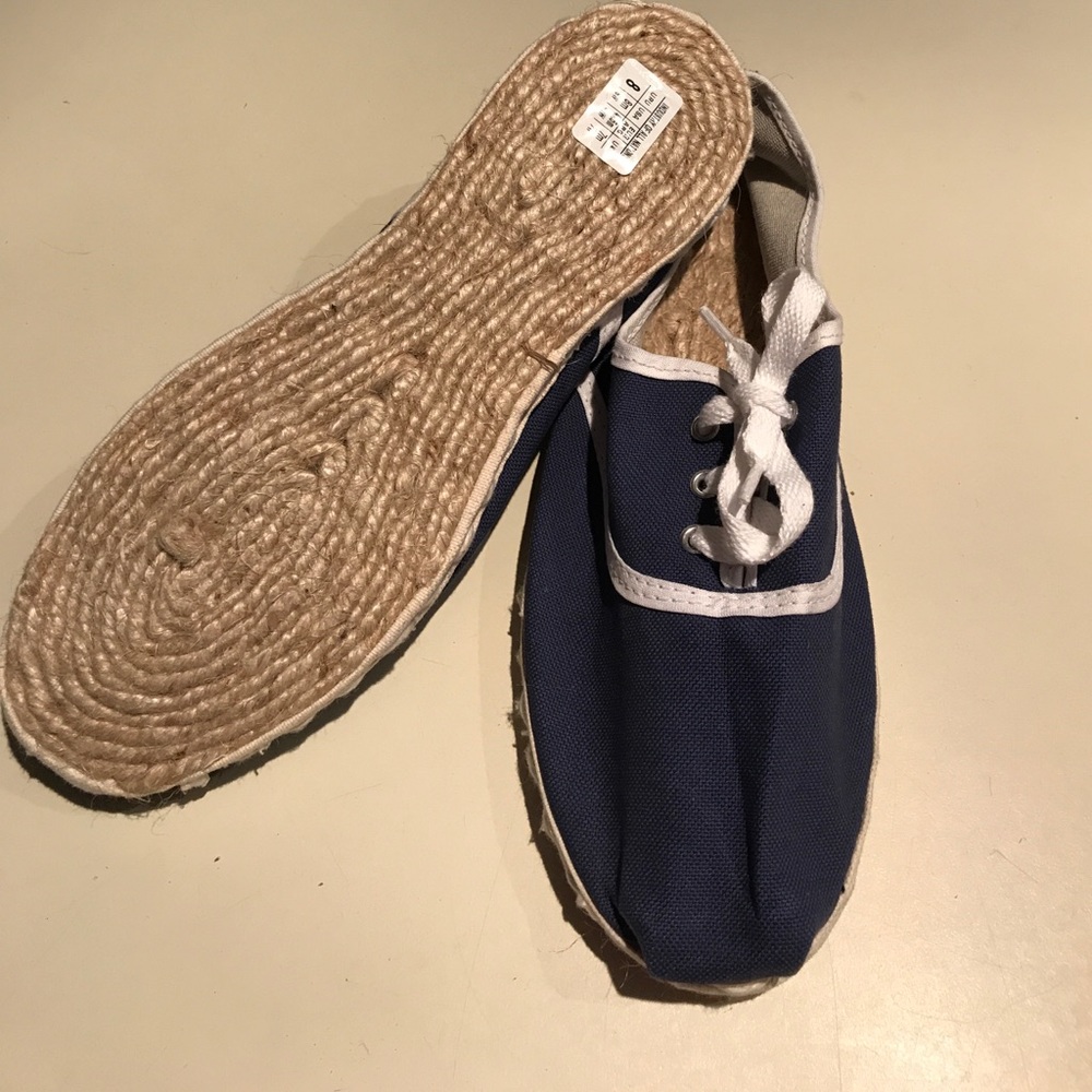 Canvas tennis shoe