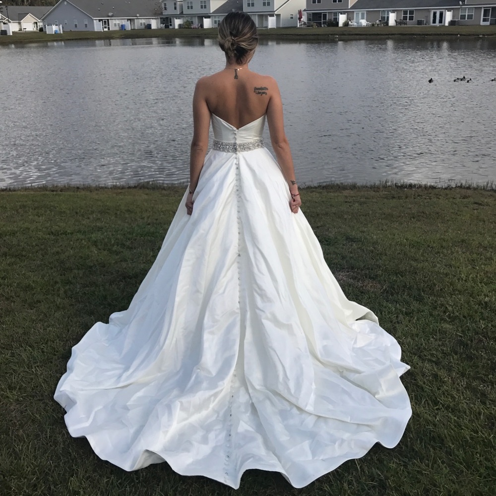Pre-loved wedding dress (fits like size 2)