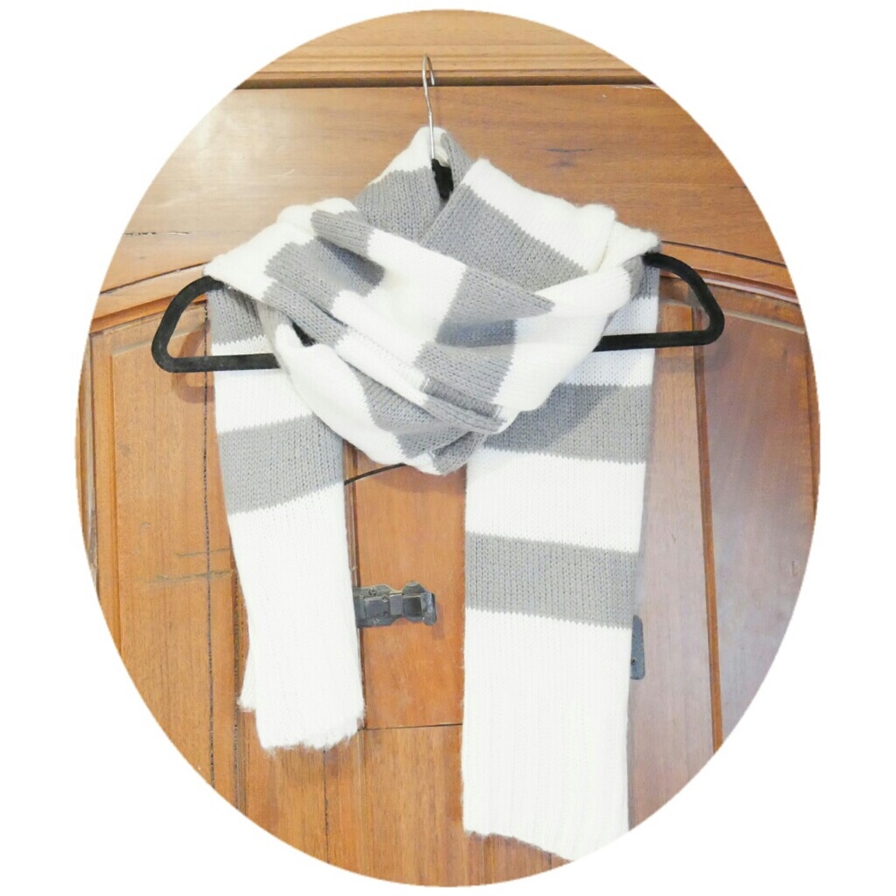 White & Grey Stripe Scarf 🧣