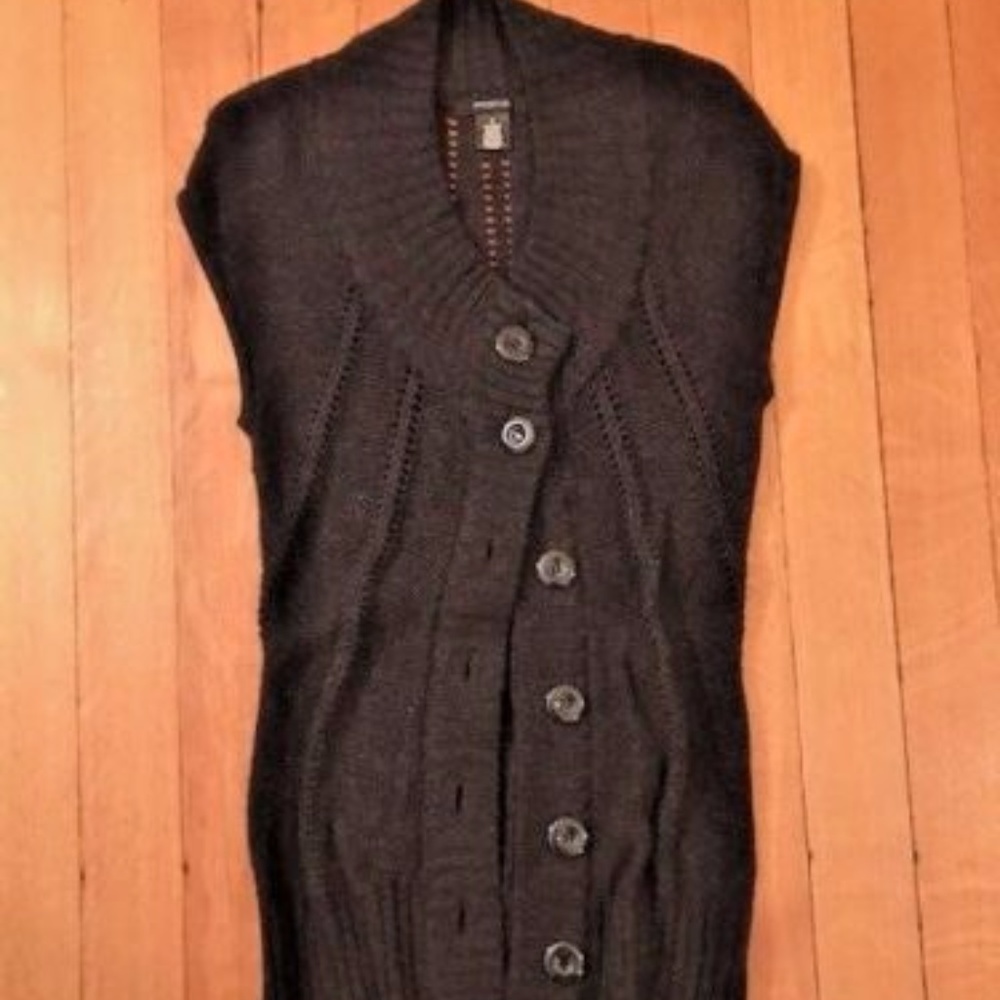 Sleveless black tunic sweater